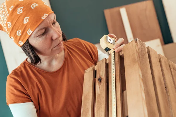 Kadın marangoz teyp ahşap sandık ölçme — Stok fotoğraf