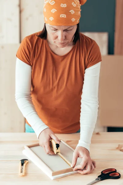 Kadın marangoz teyp Atölyesi resim çerçevesi ölçme — Stok fotoğraf