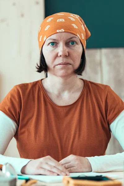 Portret van vertrouwen vrouwelijke timmerman dragen van de hoofddoek bandana — Stockfoto