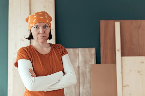 Kendine güvenen kendi hesabina kadın marangoz portre — Stok fotoğraf