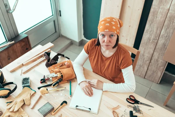 Kendi kendine portre kadın marangoz ahşap eserleri içinde istihdam — Stok fotoğraf