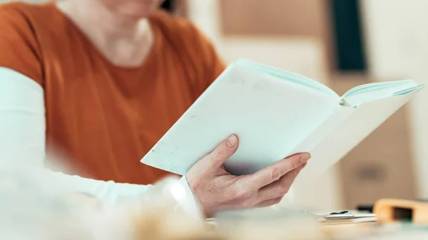 Lectura de carpintero femenino DIY manual de instrucciones del proyecto — Foto de Stock