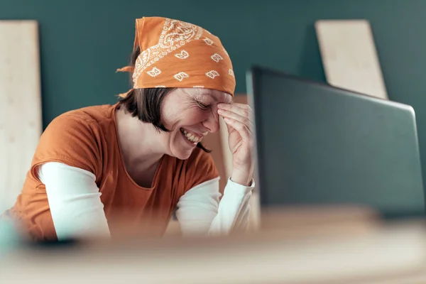 Happy smiling female carpenter during online chat — Stock Photo, Image