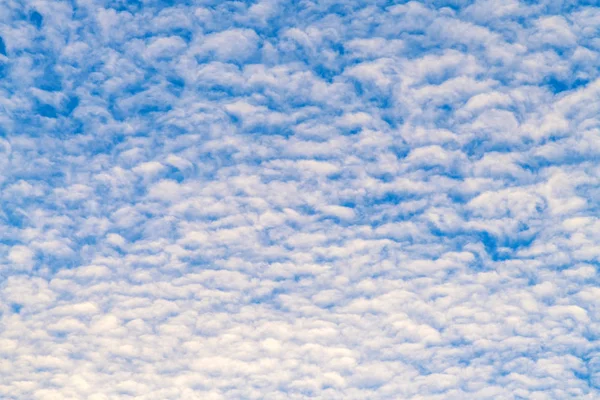 青い空に白いふわふわの雲 — ストック写真