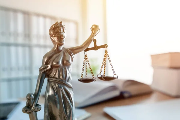 Vrouwe Justitia standbeeld in het vast bureau juridische zaken — Stockfoto