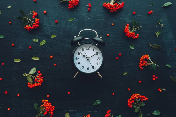 Alarm clock on dark background, flat lay — Stock Photo, Image