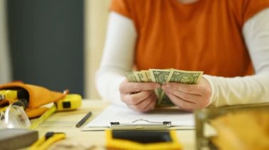 Kadın marangoz bizi Doları kağıt para tutan el para sayma