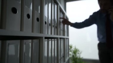 Cep telefonu hukuk bürosunda, seçici odak raf yüzük bağlayıcı ile görüşmekte avukat