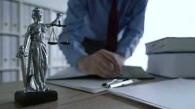 Not yazma Pano not kağıdı hukuk bürosunda, heykel Bayan adalet tarih seçici odak avukat