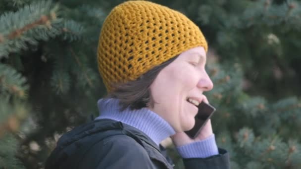 Cheerful Woman Wearing Yellow Cap Talking Mobile Phone Out Park — Stock Video