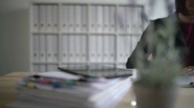 İş notları Pano kağıt sayfasının office, yapılacaklar listesi yapma veya diğer evrak taslak, dolly kaymak atış alarak iş kadını