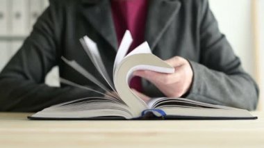 Okuma ve bilgi iş ofis arayan kitap sayfaları yavaş çekimde işkadını çevirir