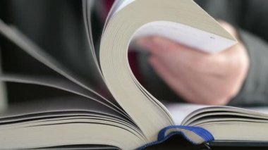 Okuma ve bilgi iş ofis arayan kitap sayfaları yavaş çekimde işkadını çevirir