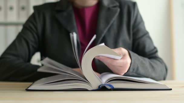 Empresária Vira Através Páginas Livro Câmera Lenta Leitura Busca Informações — Vídeo de Stock