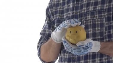 Çiftçi domuz para banka kucaklamaları. Tarımda finansman, tasarruf ve kredi konsepti için beyaz arka plan üzerinde izole erkek Ziraat Mühendisi görüntüleri.