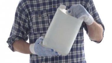 Çiftçi pestisit bitki koruma için kimyasal önerir. Başparmak yukarıya el hareketi ve beyaz arka plan üzerinde izole boş beyaz plastik sürahi için sahte dayanabiliyor erkek Ziraat Mühendisi görüntüleri.
