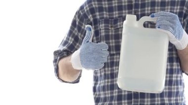 Çiftçi pestisit bitki koruma için kimyasal önerir. Başparmak yukarıya el hareketi ve beyaz arka plan üzerinde izole boş beyaz plastik sürahi için sahte dayanabiliyor erkek Ziraat Mühendisi görüntüleri.