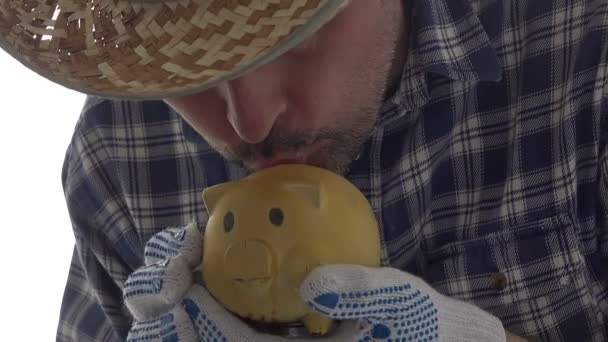 Fazendeiro Abraça Banco Moedas Porquinho Filmagem Agrônomo Masculino Isolado Fundo — Vídeo de Stock