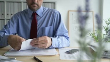 İş ofis, dolly kaymak atış ellerde Amerikan kağıt para ile erkek girişimci, 4 k görüntüleri Doları banknot sayma işadamı