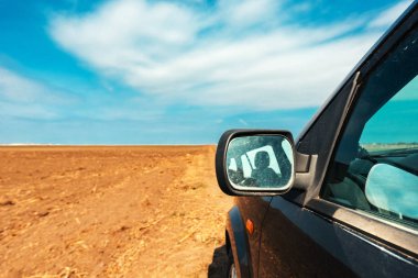 Toprak ülke yolda bir araba kanat aynası