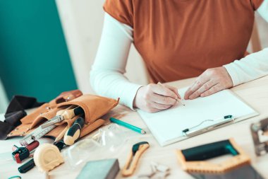 Kendi kendine çalışan kadın marangoz Project notları yazma