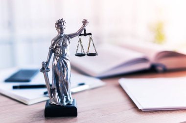 Bayan adalet heykeli hukuk firması bürosunda