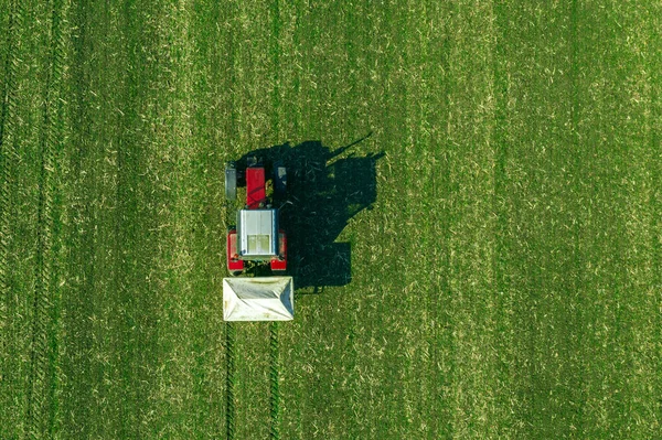 用 Npk 给麦田施肥的农业拖拉机 — 图库照片