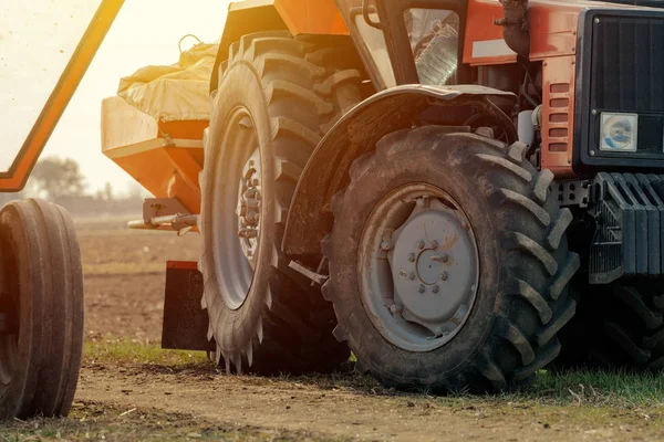 Starý červený zemědělské traktoru s přívěsem na nečistoty venkov ro — Stock fotografie