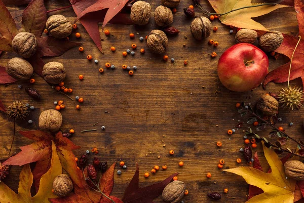 Herbstfrüchte, Beeren und Blätter auf Holzgrund — Stockfoto