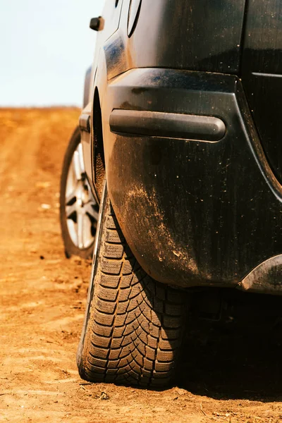 国の未舗装の道路に車のタイヤのクローズ アップ — ストック写真