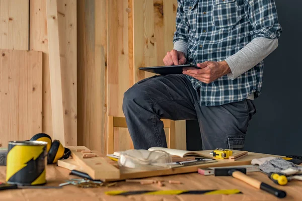 Menuisier utilisant une tablette numérique dans les travaux de menuiserie de petite entreprise — Photo