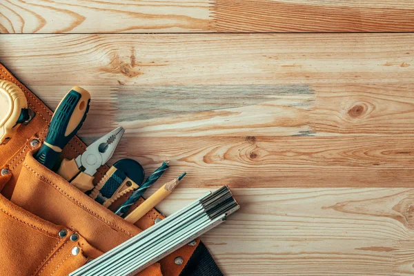 Snickeri Verktygsbälte på träslöjd workshop skrivbord, ovanifrån — Stockfoto