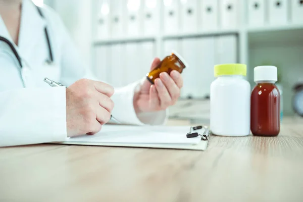 Doctor writing prescription for generic medicine drugs — Stock Photo, Image