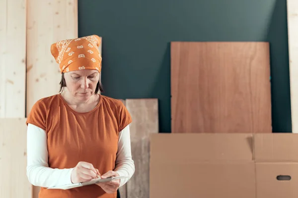Kendi kendine çalışan kadın marangoz Project notları yazma — Stok fotoğraf