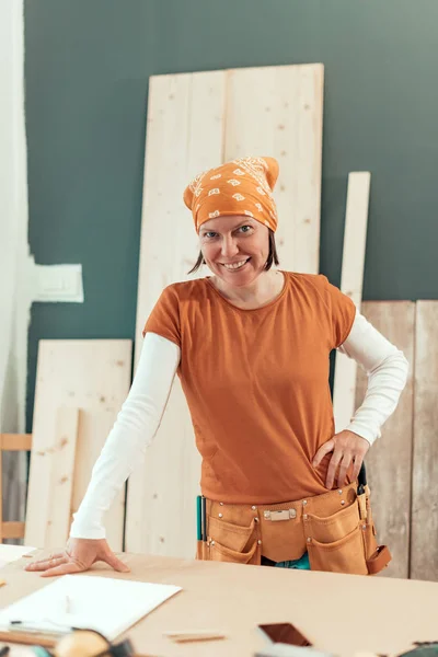 Kendi kendine portre gülümseyen kadın marangoz istihdam — Stok fotoğraf