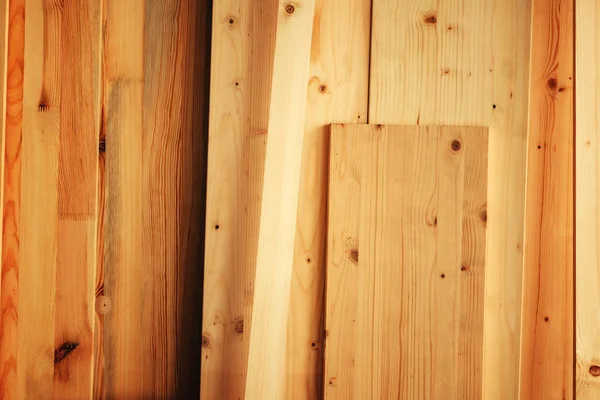 Tábuas de madeira de pinheiro em oficina — Fotografia de Stock