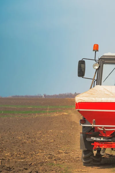 Kir kırsal yolu üzerinde çiftlik traktör — Stok fotoğraf