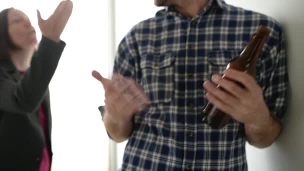 Homem Bêbado Bebendo Cerveja Discutindo Com Sua Esposa Casa Casal — Vídeo de Stock