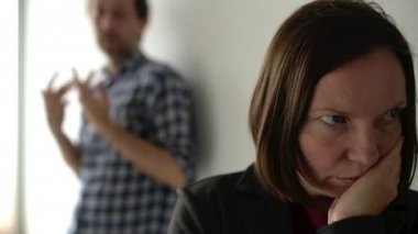 Karı koca savunarak, kadın iç anlaşmazlığı kavram bağırıyor adam