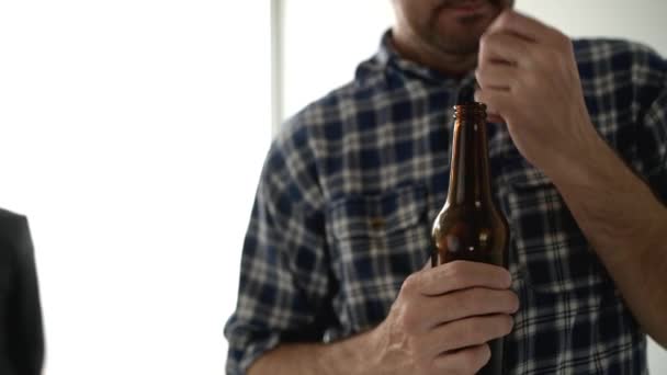 醉酒男子喝啤酒 并与妻子在家里争吵 成年白种人在家庭纠纷的概念大喊大叫 — 图库视频影像