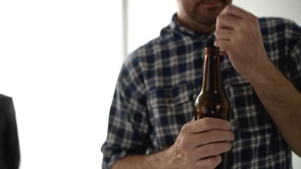 Homme Ivre Buvant Bière Disputant Avec Femme Maison Couple Caucasien — Video