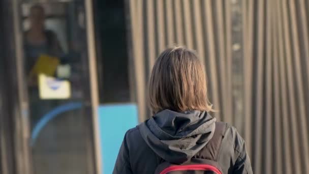 Donna Che Guarda Autobus Che Lascia Stazione Riprese Rallentatore Vista — Video Stock