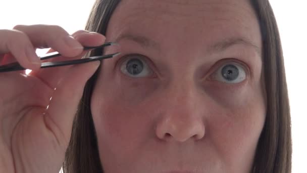 Frau Zupft Augenbrauen Mit Pinzette Nahaufnahme Des Gesichts Wie Spiegel — Stockvideo