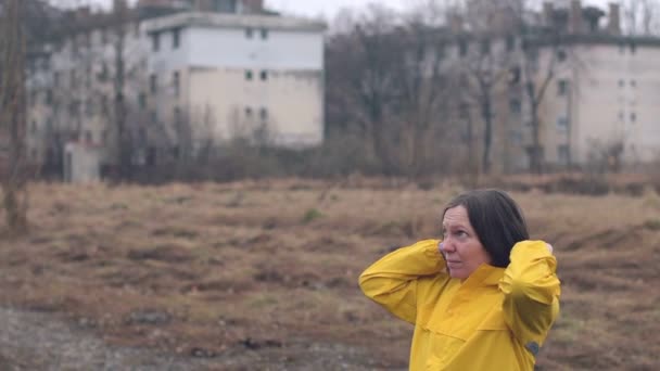 Kobieta Żółty Płaszcz Stałego Odkryty Deszczu Wpatrujecie Się Niebo Powolny — Wideo stockowe