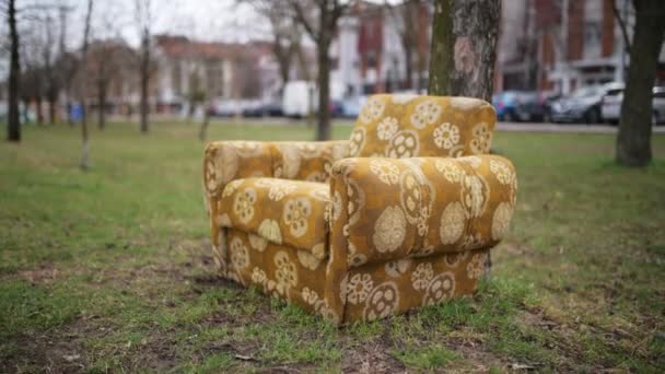 Verlassener Sessel Freien Auf Grünem Untergrund Selektiver Fokus — Stockvideo