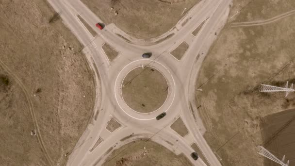 トラフィック サークル ロータリー交差点 車で上面の航空写真 — ストック動画