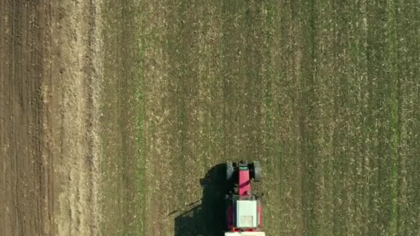 Mezőgazdasági Traktor Termékenyítő Búza Növény Mező Npk Műtrágyák Légi Felvétel — Stock videók