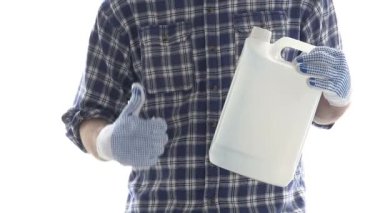 Çiftçi pestisit bitki koruma için kimyasal önerir. Başparmak yukarıya el hareketi ve beyaz arka plan üzerinde izole boş beyaz plastik sürahi için sahte dayanabiliyor erkek Ziraat Mühendisi görüntüleri.