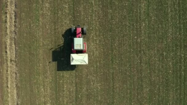 Tractor Agrícola Está Fertilizando Campo Cultivo Trigo Con Fertilizantes Npk — Vídeos de Stock