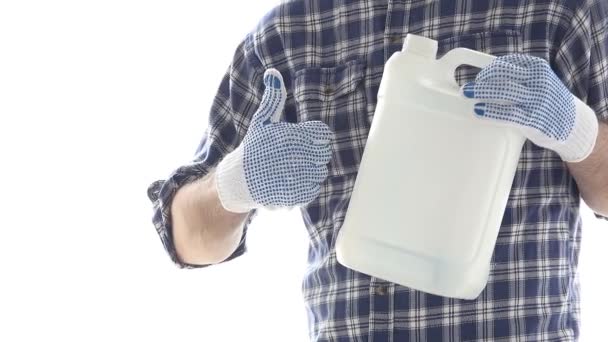 农民推荐农药化学品作作物保护 男性农学家竖起大拇指 拿着空白的白色塑料罐 模拟在白色背景上的模拟的视频 — 图库视频影像